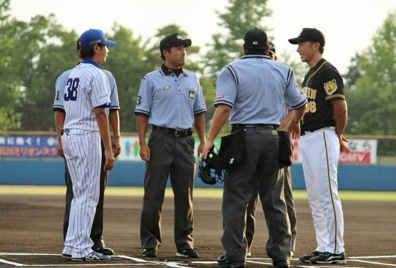 24日、試合前のメンバー交換。右が矢野監督、左は今季から石川の指揮を執る武田勝監督。