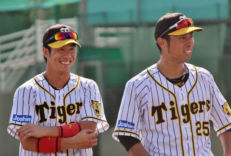 試合後、スピーチをする山本投手を見て笑う緒方選手(左)と江越選手(右)。