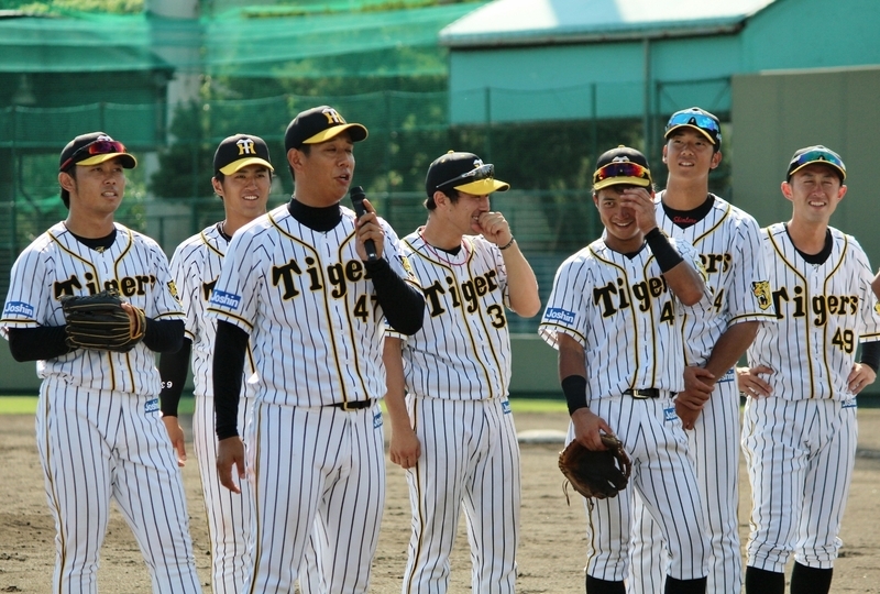 最後に山本投手のスピーチ写真、というか並んでいる選手たちの笑顔をもう1枚どうぞ。