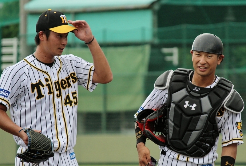 小豆畑選手(右)とタッチしながらも、なかなか笑顔が出なかった藤谷投手。