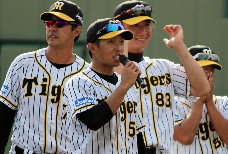 試合後のヒーロースピーチでマイクを持つ島田選手。