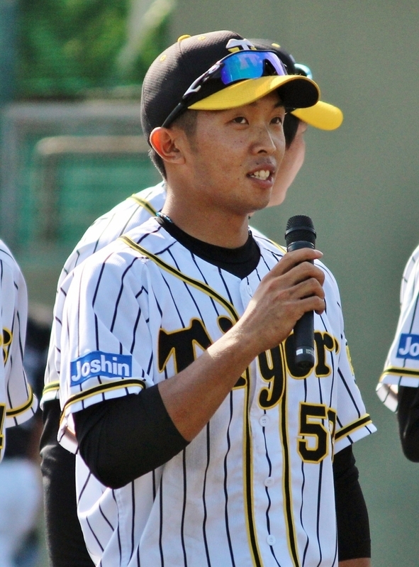 スピーチ中の島田選手。あしたも走って、打って…に拍手喝采でした。