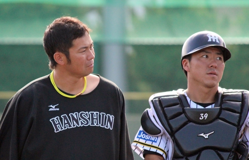 試合終了で整列する岩田投手(左)と長坂捕手(右)。ナイスピッチングでした！
