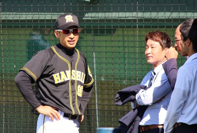 13日の試合前、記者陣と話をする矢野監督。留守のきょう14日もいい試合をしましょう！