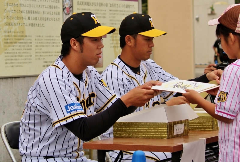 14日は試合前にサイン会が行われました。青柳投手(左)と、試合を欠場することになった高山選手(右)が参加。