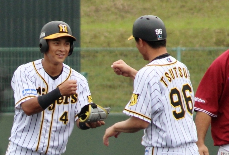 1回に先頭で二塁打を放った熊谷選手(左)。