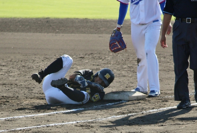牽制のボールが右肩に当たって、一塁でうずくまる熊谷選手。