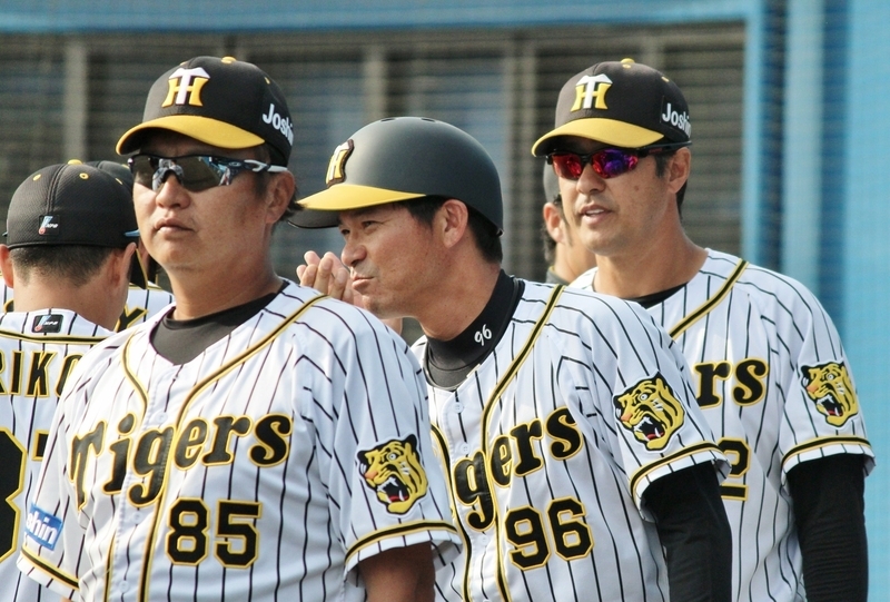 矢野監督の帰阪後、代行として指揮を執った高橋コーチ(右)。23日は投手コーチに専念でした。