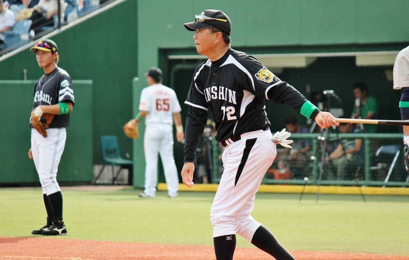 2014年のフレッシュオールスターゲーム(長崎)でコーチを務め、試合練習でノックをする平田監督。