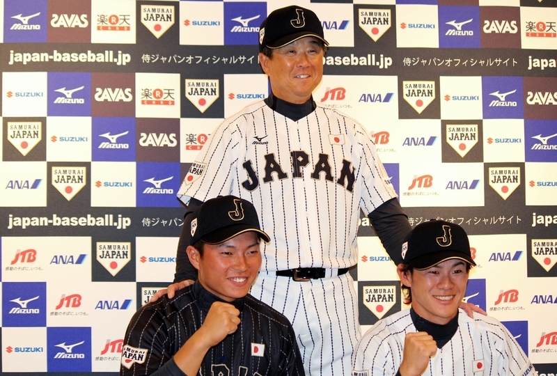 これも懐かしい写真ですね。2014年に宮崎で行われた『侍JAPAN 21U ワールドカップ 出場登録選手』の発表記者会見。平田監督(中)と阪神・北條選手(左)、ソフトバンク・牧原選手(右)。