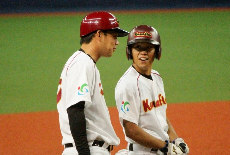 2回、5回とヒットを放って三塁まで来た武田選手(右)と話す藤井コーチ。