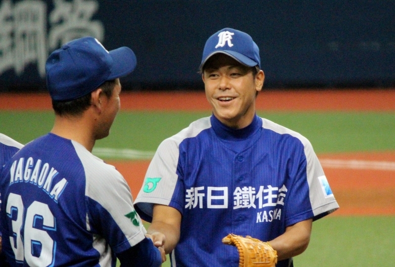 日本選手権初勝利を挙げた3日、コーチ陣と握手を交わす玉置投手。