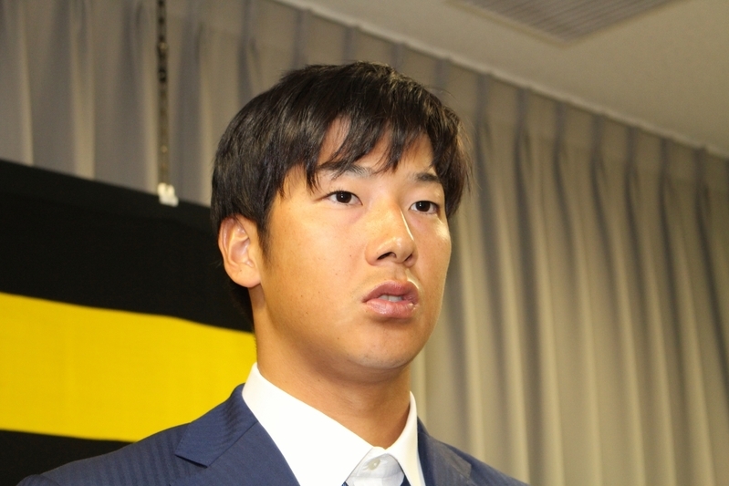 15日、横山投手に続いて契約を更改した横田選手。取材はちょっと緊張気味でした。