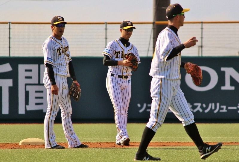 左から西田選手、西岡選手、今成選手と阪神勢3人が守備に。