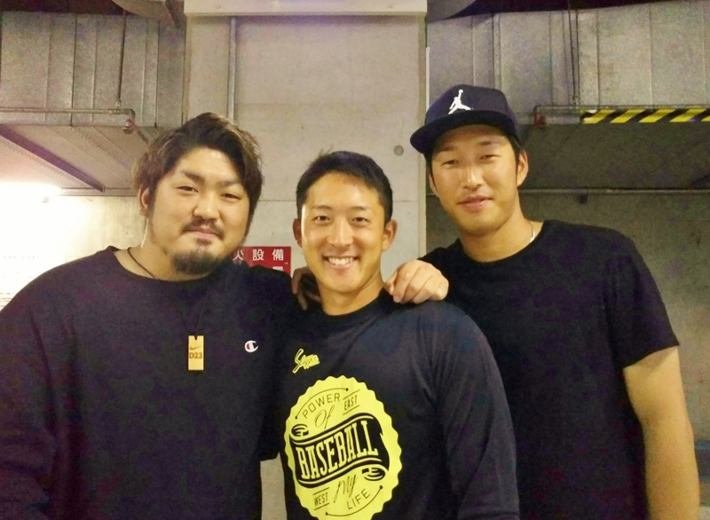 京セラドームにて。大阪桐蔭野球部の同級生・山根大輝さん(左)、日本新薬の正木健太郎選手(中)、西田選手(右)の同級生トリオ。