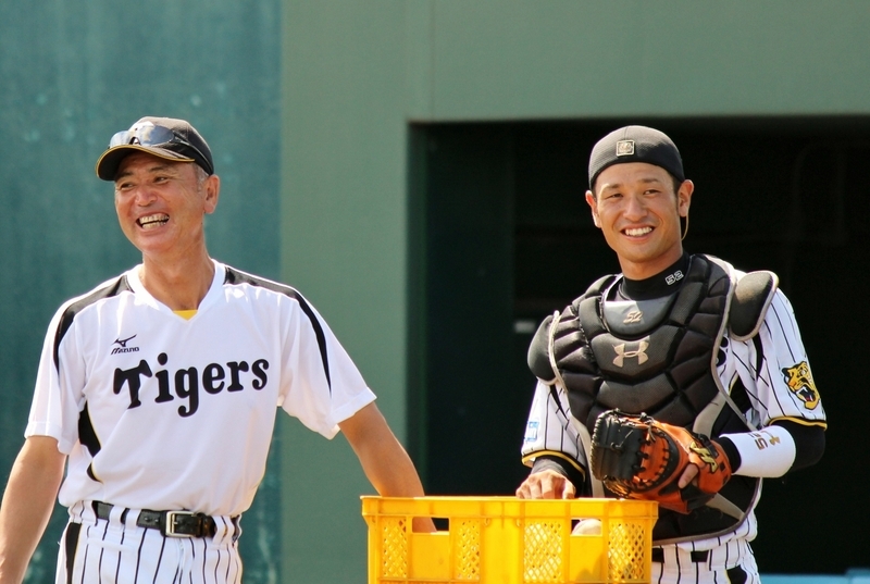 2014年の8月、鳴尾浜の残留練習にて。ブルペン捕手の本田さん(左)と小豆畑選手。