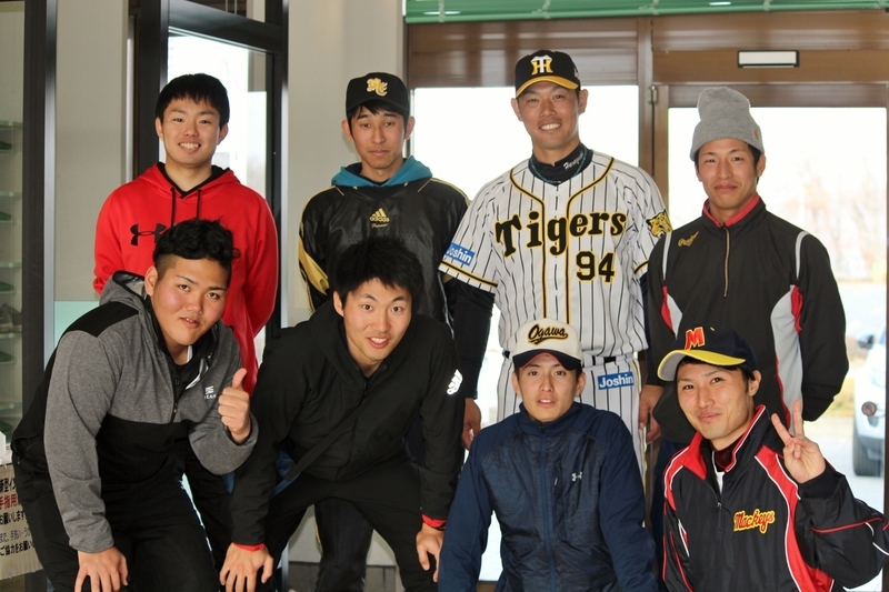 野球教室の運営を手伝ってくださった皆さんと。後列左から正木さん、高田さん、原口選手、加藤さん。前列左から市川さん、木持さん、西澤さん、木島さん。お疲れ様でした！