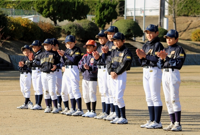 整列して拍手を送る直島野球少年団の選手たち。