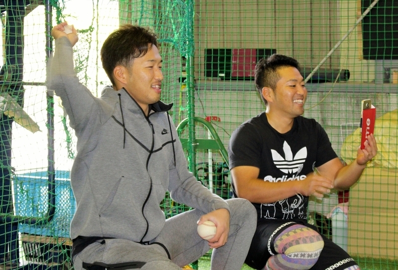 西田さん(左)がトスを上げ、岡本選手は撮影担当？(右)。八尾フレンドの同級生コンビです。