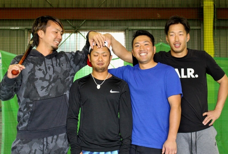 練習後の1枚。左から一二三選手、いじられ役の木下選手、岡本選手、西田さん。