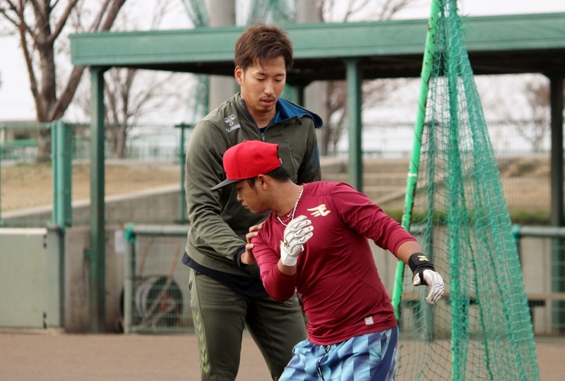 スイッチヒッターの木下選手(手前)に左打ちをアドバイスする1つ後輩の西田さん。