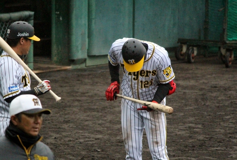 藤谷選手(右)最初の二塁打のあと「先っぽですよね？」と陽川選手(左)に確認中、でしょうか。