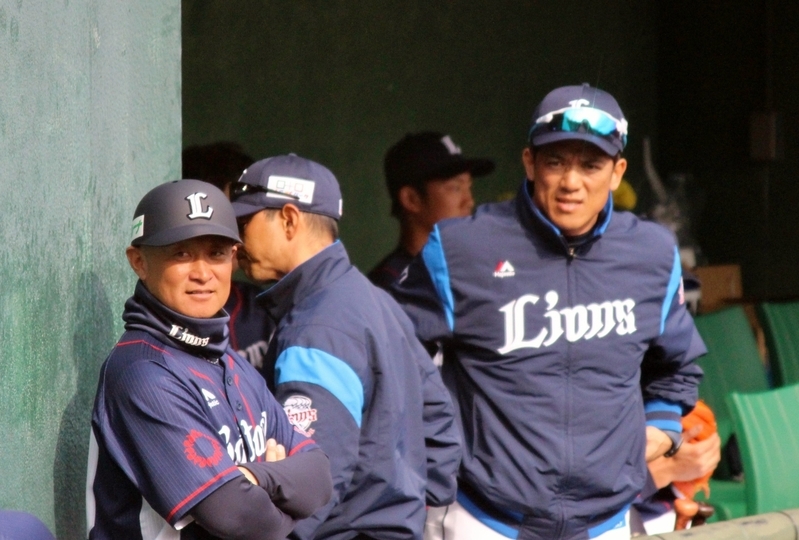 西武ベンチ。右が松井稼頭央監督、左は平尾博司コーチです。