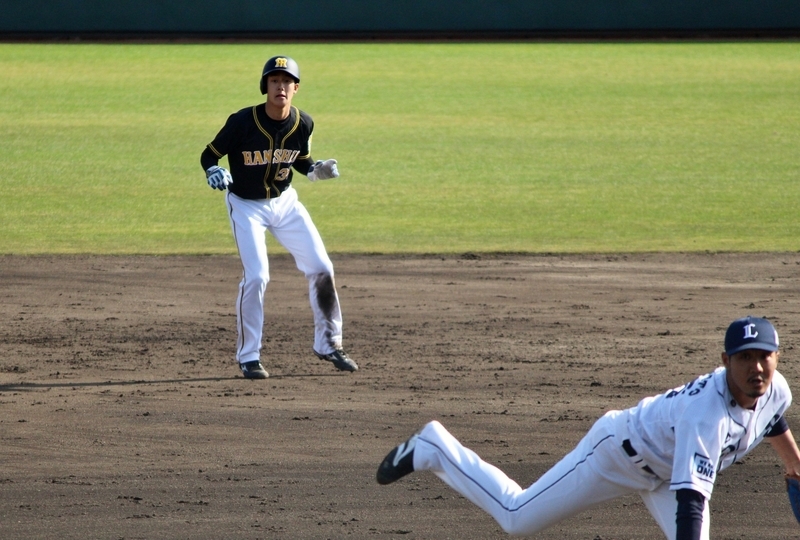 8回、先頭で中前打して伊藤隼選手の内野安打で二塁へ。陽川選手の打席でこの動き。