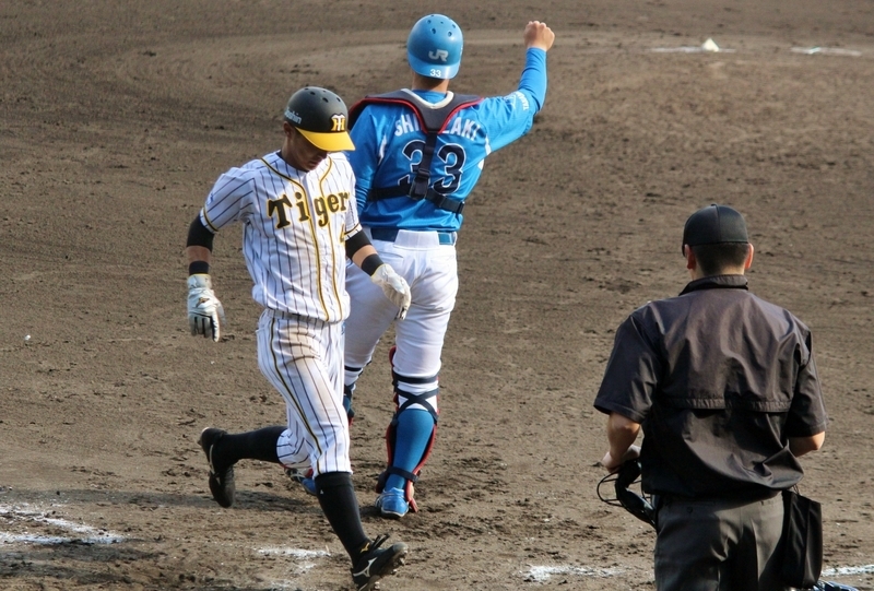 7回、伊藤隼選手の中犠飛で生還した熊谷選手。