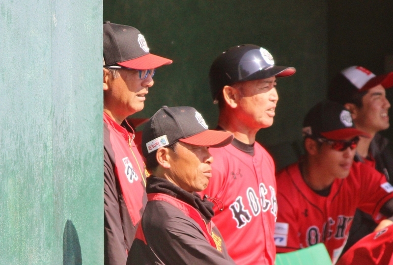 高知ファイティングドッグスのベンチ。左が駒田監督、その前が本田野手コーチ、手前が吉田投手コーチ。