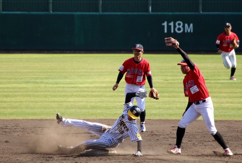 5回に内野安打で出た小幡選手は、続く熊谷選手への初球で盗塁成功！ちょっと滑ってしまったという場面です。