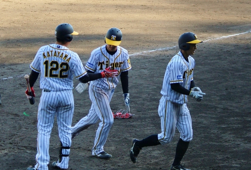 9回裏、山崎選手のタイムリーで熊谷選手(右)と小幡選手(中)が生還。