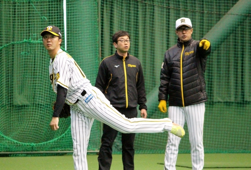 19日、ドーム内でキャッチボールをする横山投手(左)。右は高橋建投手コーチ、中は藤本トレーナー。