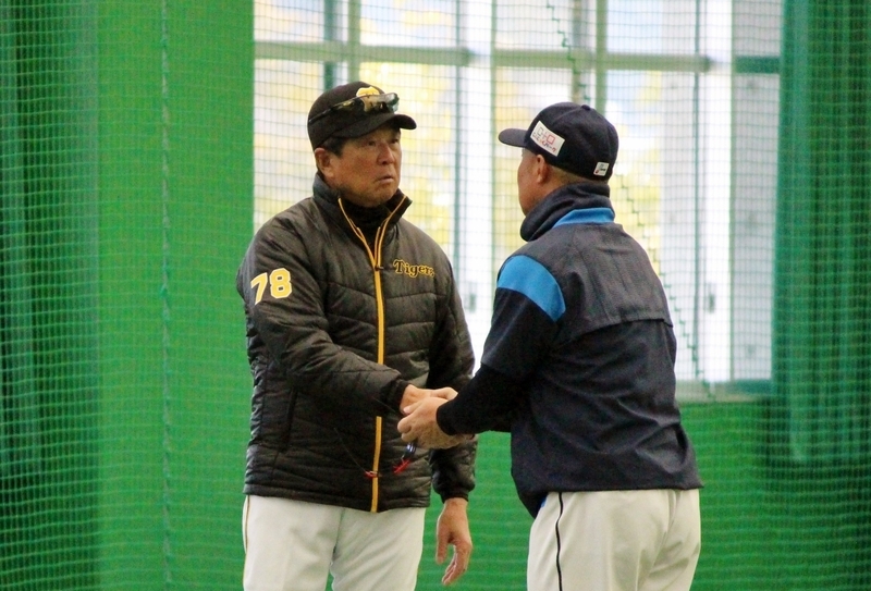 西武のあと練習する阪神が到着し、すぐ平田監督(左)に挨拶。