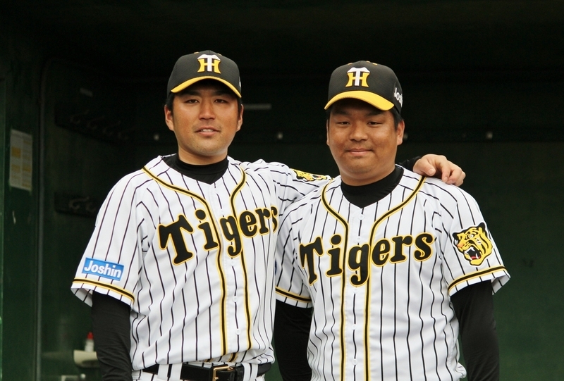 左がブルペン捕手を務めた岡本仁選手(BCリーグ・石川)、右が打撃投手の中川優(まさし)さん。アルバイトとはいえ、“濃い1か月”を過ごした2人です。