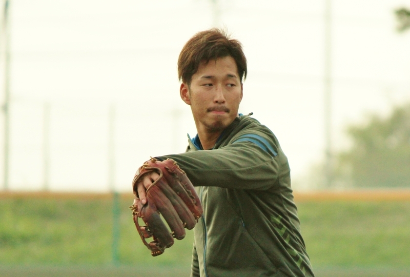 昨年11月、一二三選手たちの自主トレで、打撃投手役を務めた西田さん。