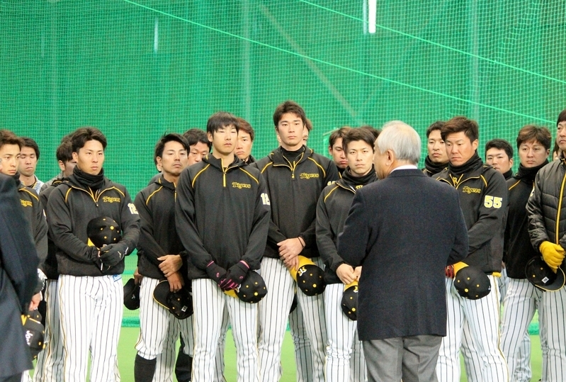 16日、練習開始前に藤原オーナーからの訓示を聞く選手たち。