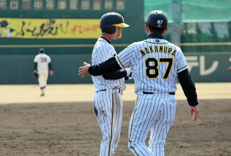 5回に内野安打で出て、二盗成功＆相手エラーで三塁へ進んだ島田選手(左)。