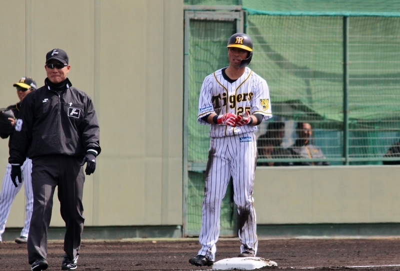 打つだけでなく、平田監督が評価した1回の江越選手の走塁。三塁へ滑り込んで、このあと犠飛で生還します。