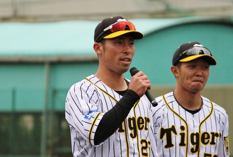 ヒーロースピーチ中の江越選手。右の島田選手がちょっと笑っています。