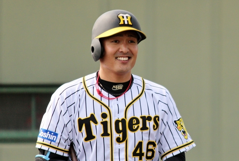 秋山投手の3打席目は初球で板山選手が盗塁を刺されて3アウト。笑って戻ります。
