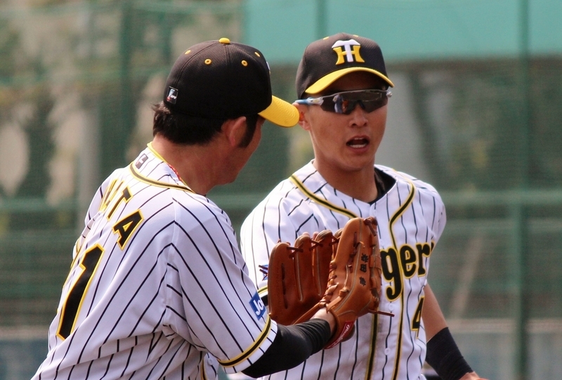ショートへの打球が多く、熊谷選手(右)の戻りを待って岩田投手(左)が感謝のタッチ。