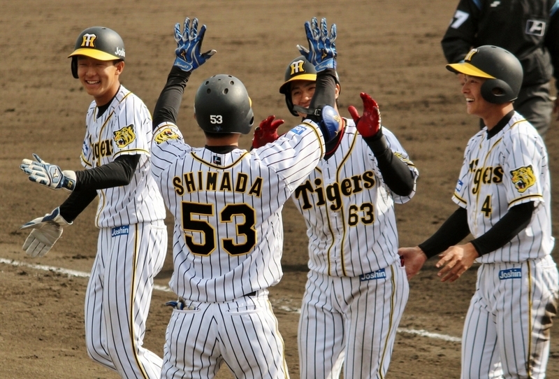板山選手(右から2人目)を迎える島田選手(左から2人目)。笑顔いっぱいの熊谷選手(右)と小幡選手(左)のランナー2人。