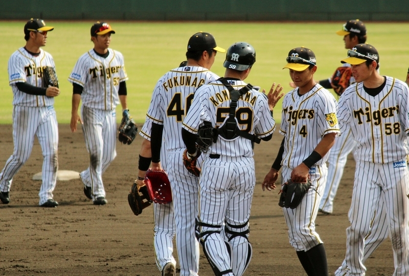 試合終了で勝利のハイタッチ。一番右はこの日バースデーの荒木選手。攻守にグッジョブでしたね!