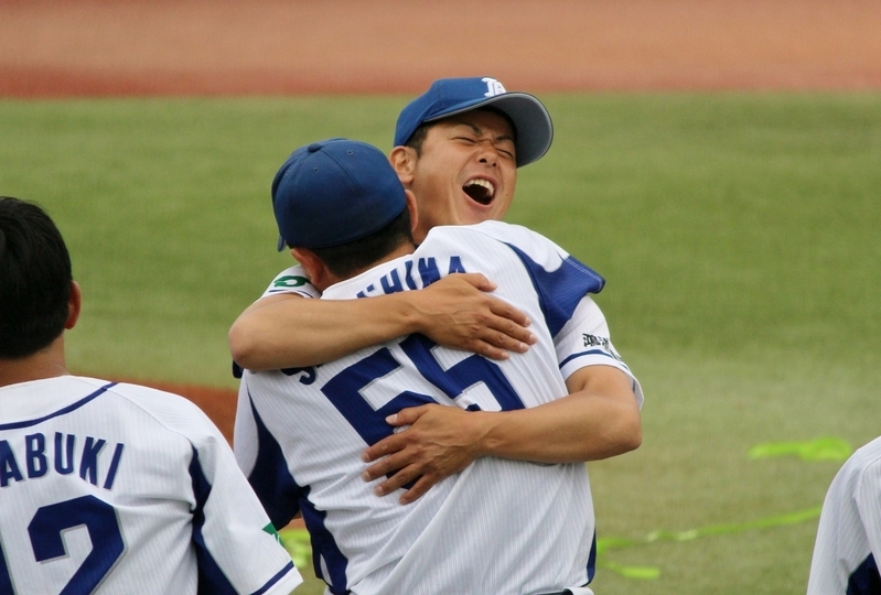 ※こちらは鮫島哲新コーチとがっちり抱き合う玉置投手。いい顔をしていますねえ！