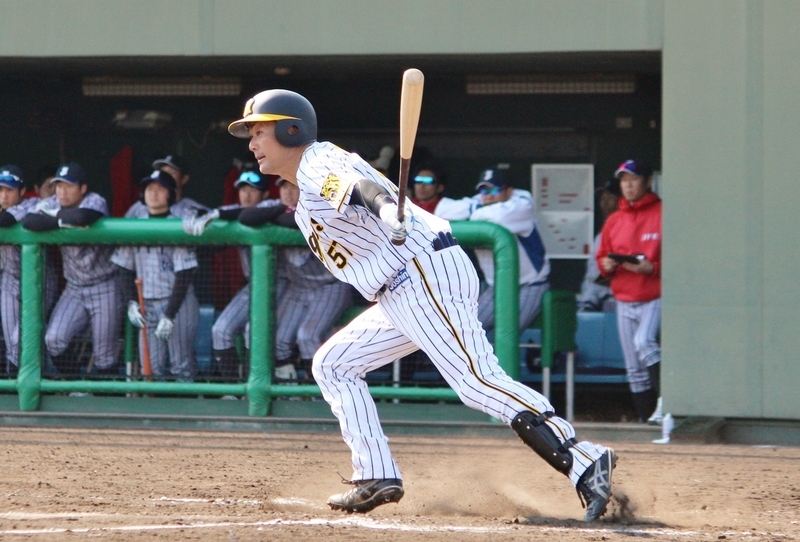 これは4月4日、鳴尾浜でのJFE西日本戦で2打数2安打の岡崎選手。