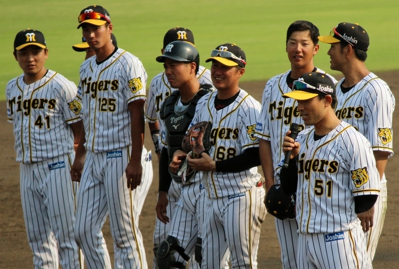試合後のヒーロースピーチは伊藤隼選手(右)。左端は勝ち投手となった高橋聡投手です。