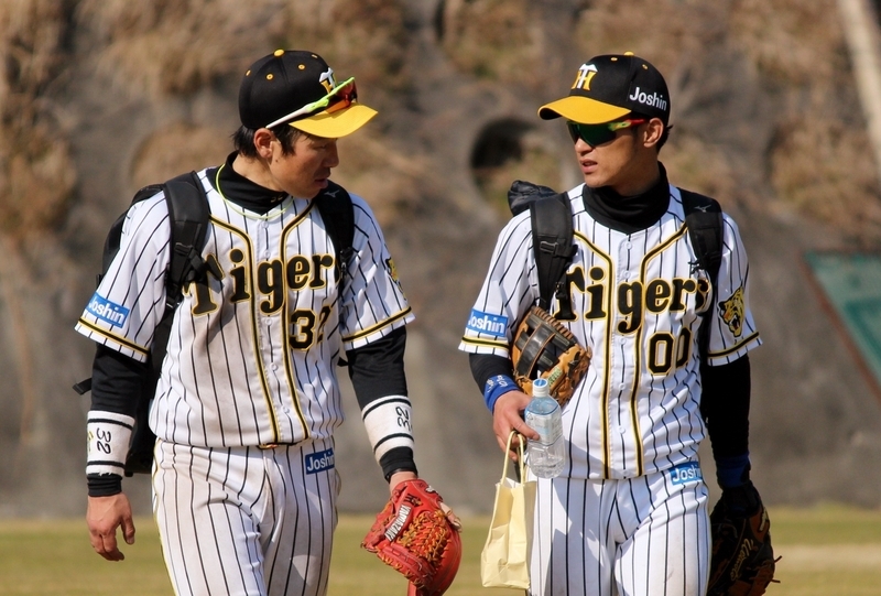 上本選手は最近の写真がなくて…昨年2月の安芸キャンプで同い年の山崎選手(左)と。