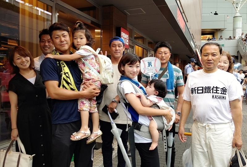 試合終了後、ドームの外で家族や和歌山からの応援団と記念撮影する玉置投手。