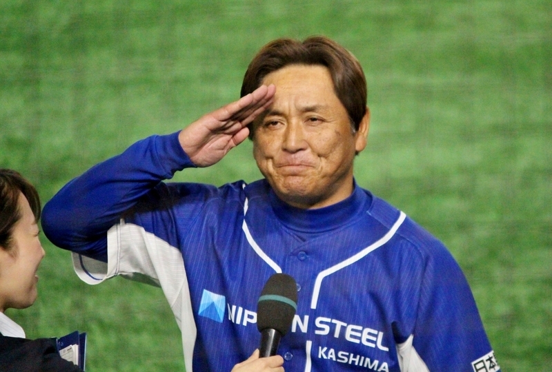 ※勝利監督インタビューで、スタンドの応援団に敬礼する中島監督。